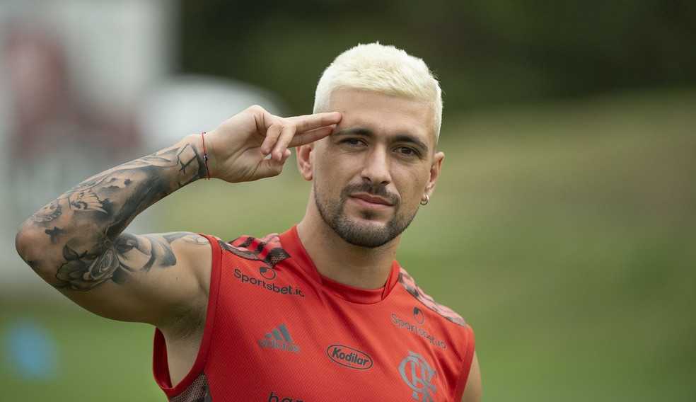 Ensaiando o retorno, Arrascaeta volta a treinar com bola nos treinos do Flamengo