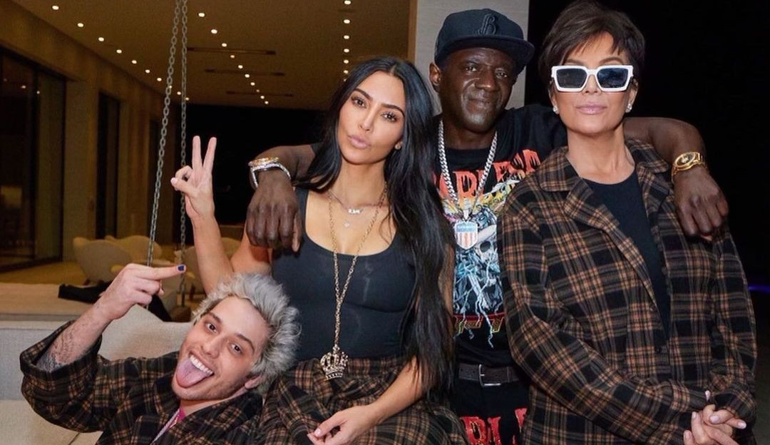 Pete Davidson e Kim Kardashian aparecem juntos em festa no complexo Kardashian