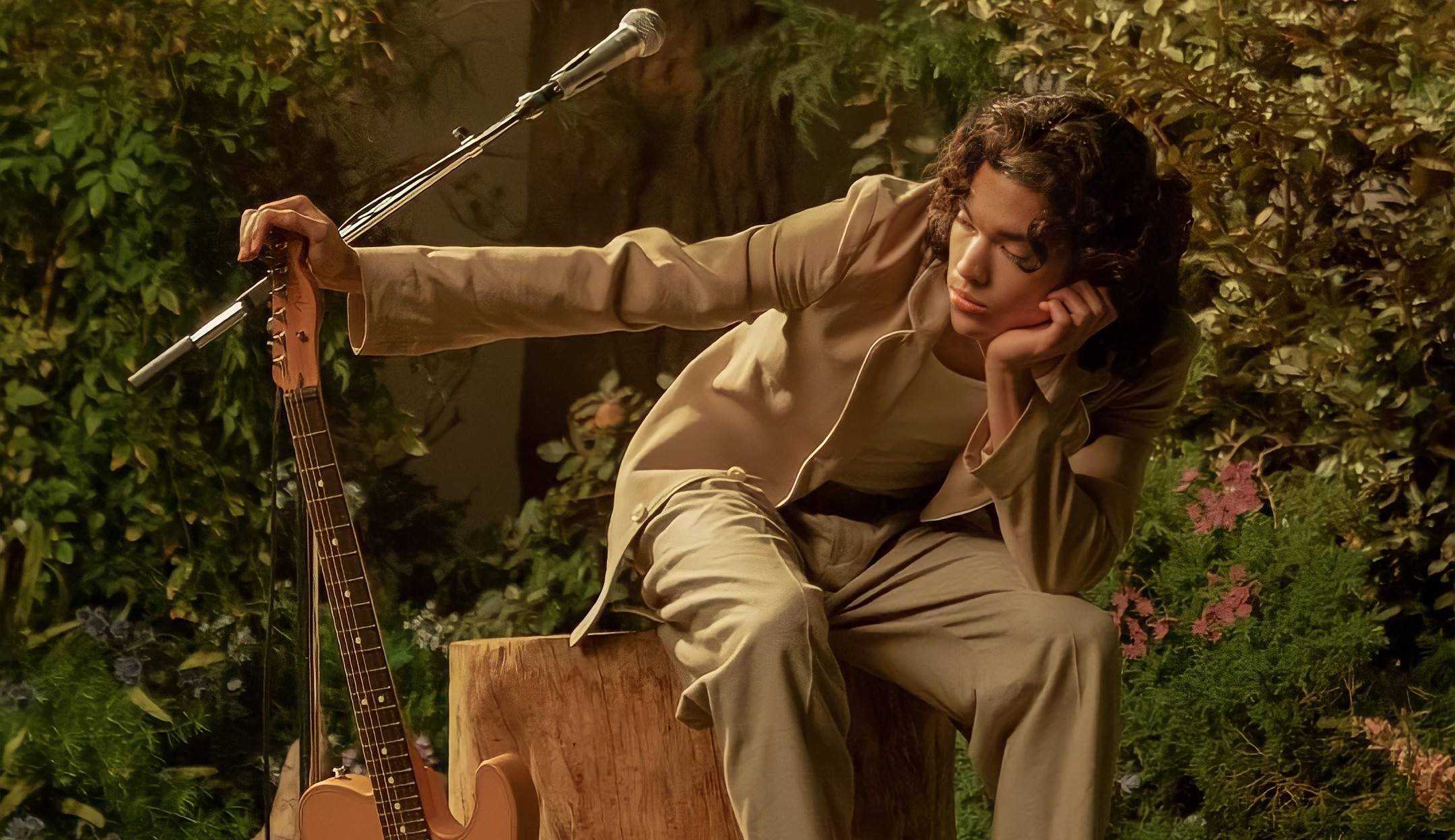 Conan Gray performa ‘Save Your Tears’ e ‘People Watching’ para ‘Re-Creation Remixed’ da Fender