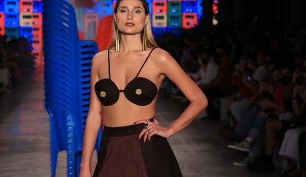 Sasha Meneghel desfila na SPFW e família fica orgulhosa