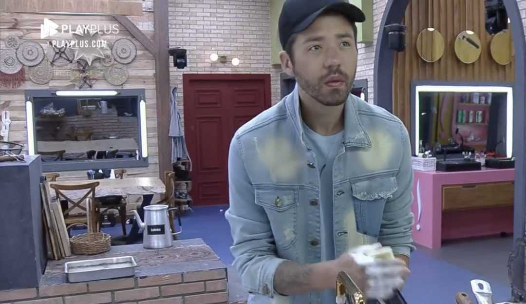 A Fazenda 13: Rico se irrita com sujeira na cozinha e promete falar com peões: ‘Não tem condições’