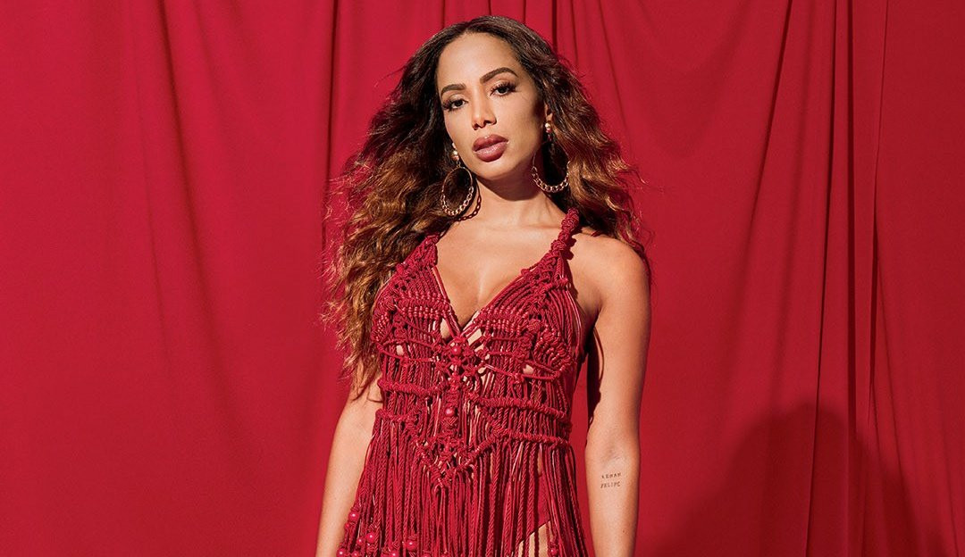 Anitta retorna ao Brasil para compromissos e atende fãs em aeroporto