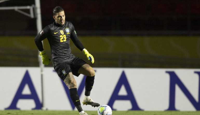 Brigando por uma vaga na Copa, Ederson lamenta a falta de duelos contra seleções europeias