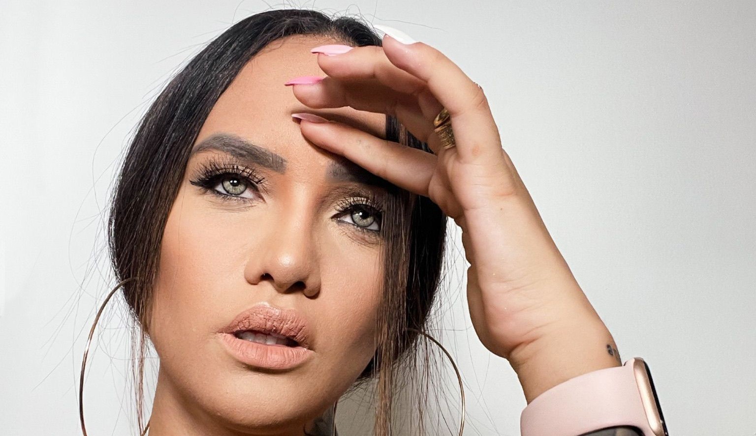 Mulher do jogador Walace Souza, Camila Trindade inicia carreira promissora como influenciadora e busca se destacar na Europa