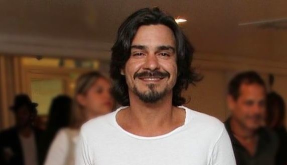 Advogado de André Gonçalves fala sobre decreto de prisão do ator por dívida de pensão alimentícia