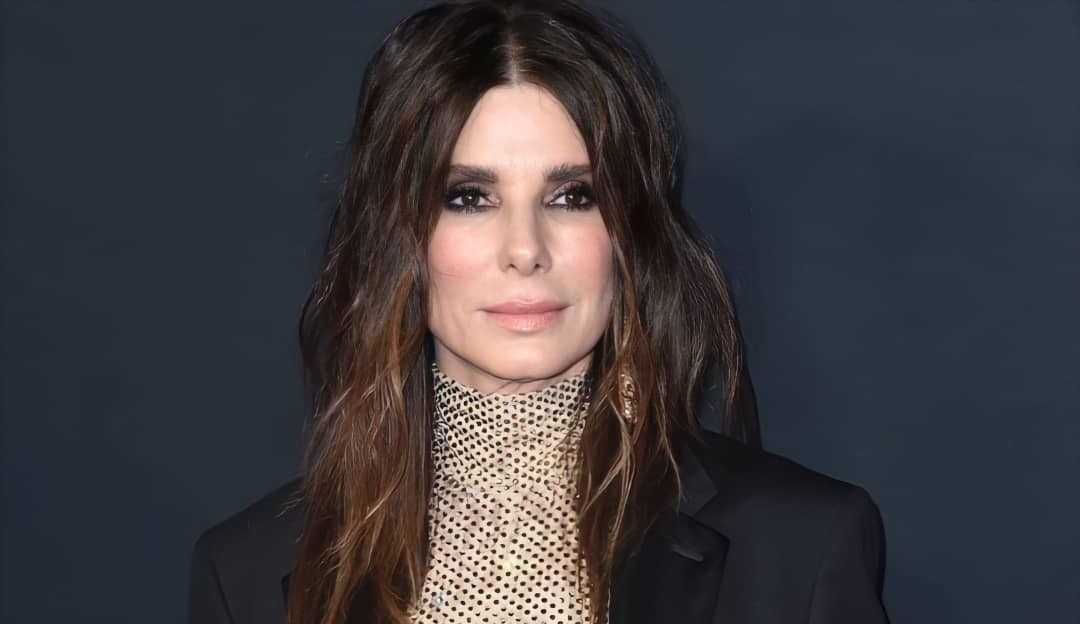 Sandra Bullock diz que gostaria de ter o mesmo tom de pele que os filhos