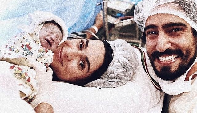 Os atores Thaila Ayala e Renato Góes mostram seu filho, Francisco