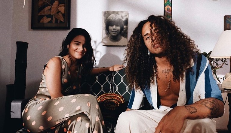 Vitão e Giullia Buscacio dão um grande beijo no clipe de “/Pensei Melhor”/