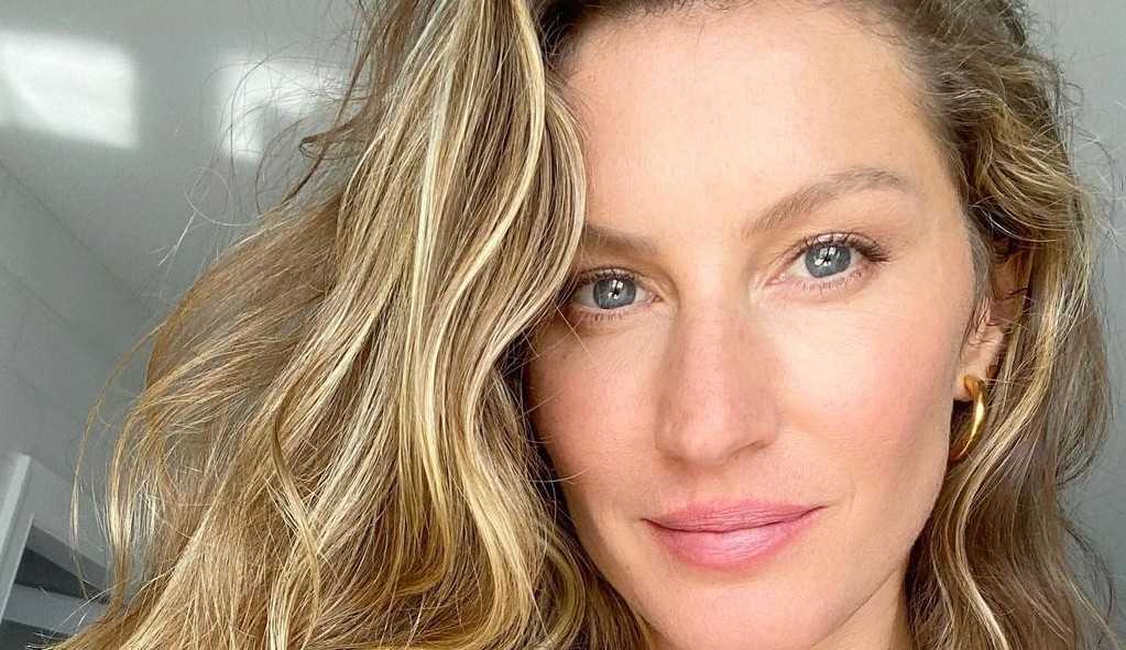 Gisele Bündchen salva tartaruga enroscada em rede na praia “/peguei e carreguei para a água”/