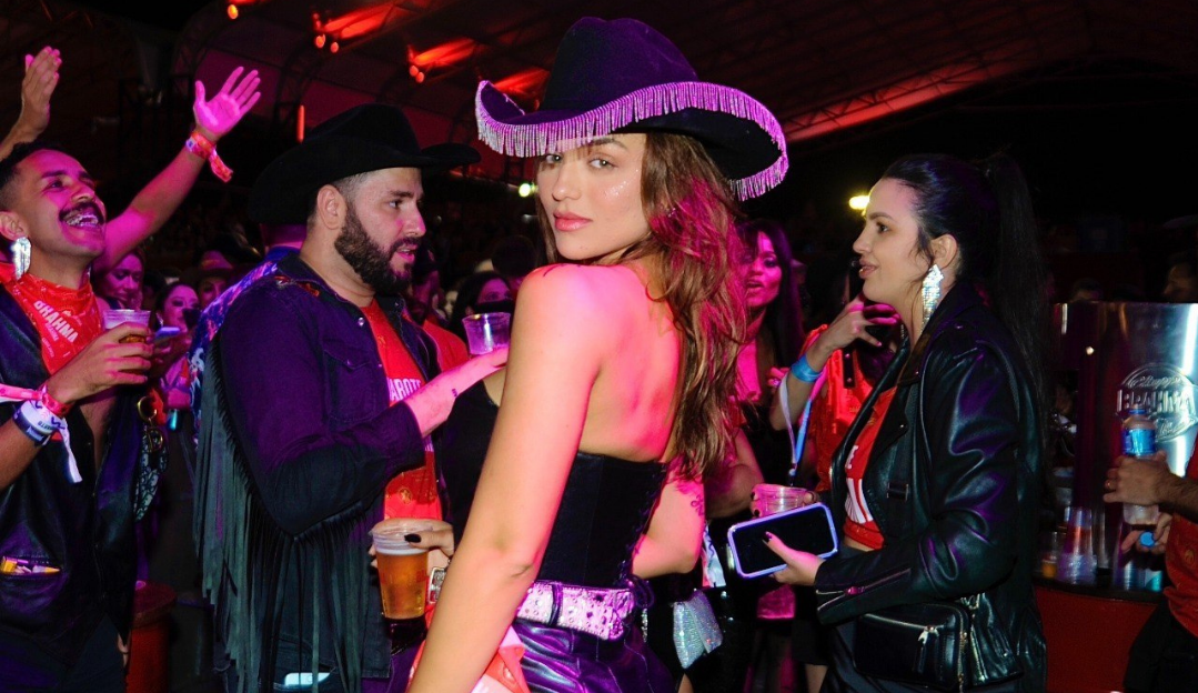 De retorno ao Brasil, Rafa Kalimann curte show sertanejo em rodeio