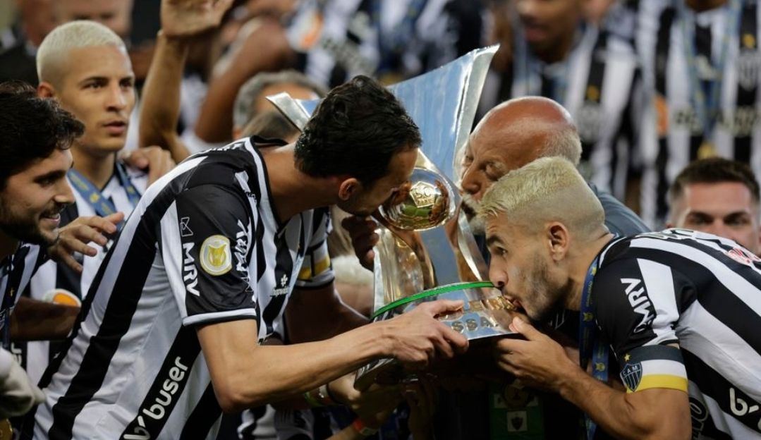 DEU GALO! O Atlético-MG vence o Bragantino e levanta a taça diante da sua torcida