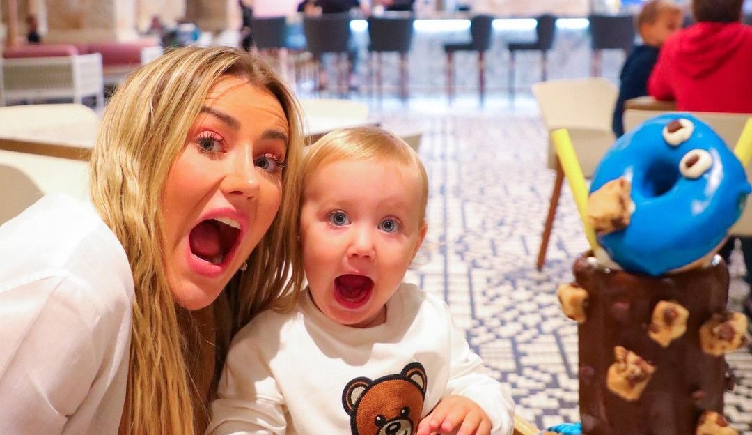 Após voltar de viagem ao exterior, Ana Paula Siebert reencontra filha