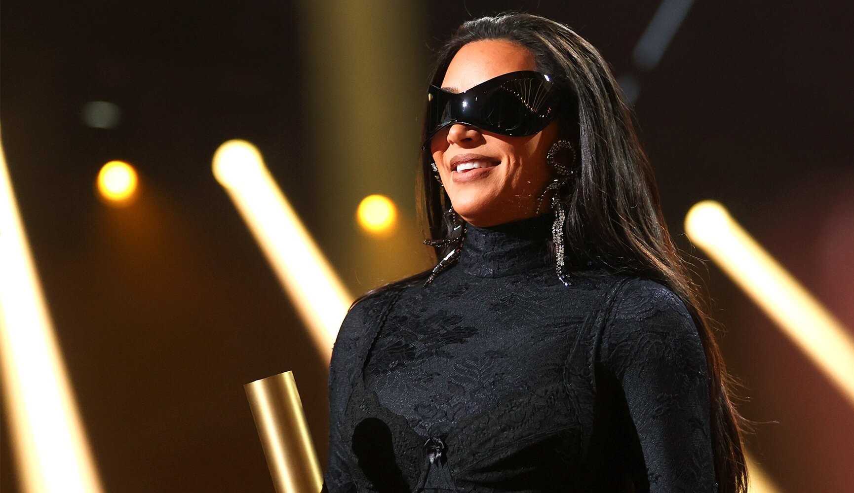 Kim Kardashian agradece a Kanye West após receber prêmio da moda