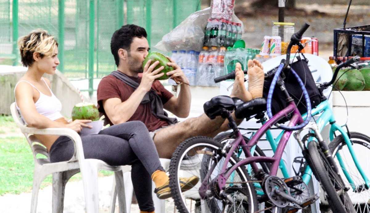 Caio Blat e Luisa Arraes tomam água de coco na lagoa