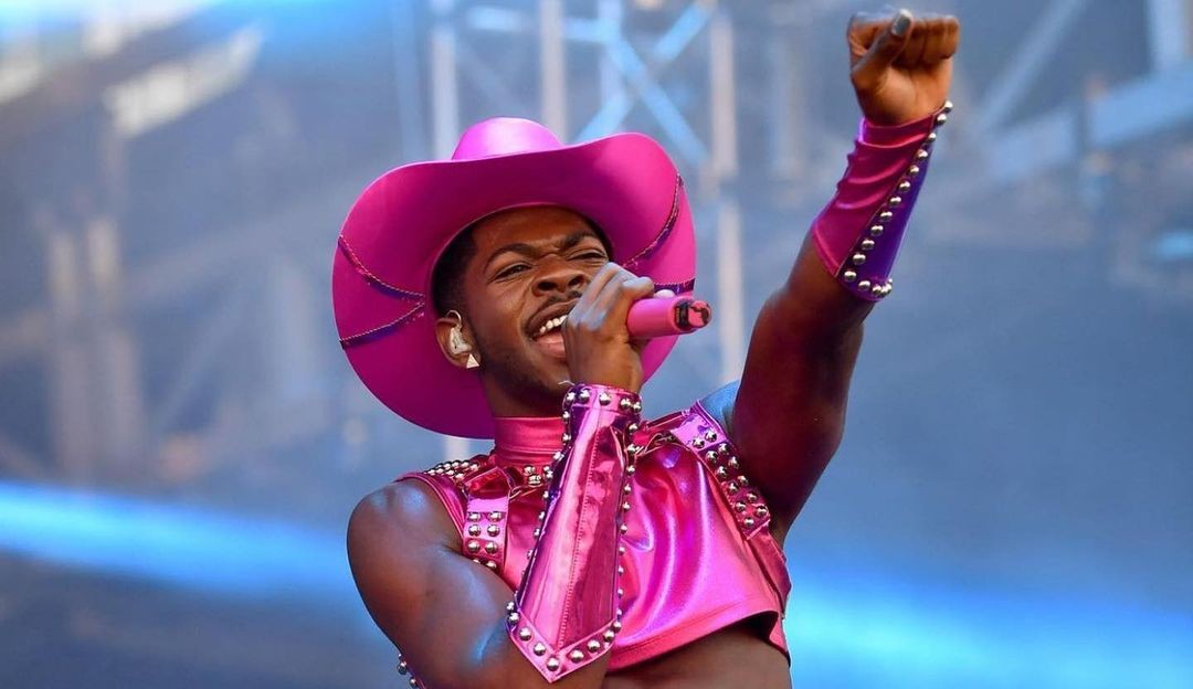Lil Nas X e Coldplay cancelaram shows em decorrência da Covid-19
