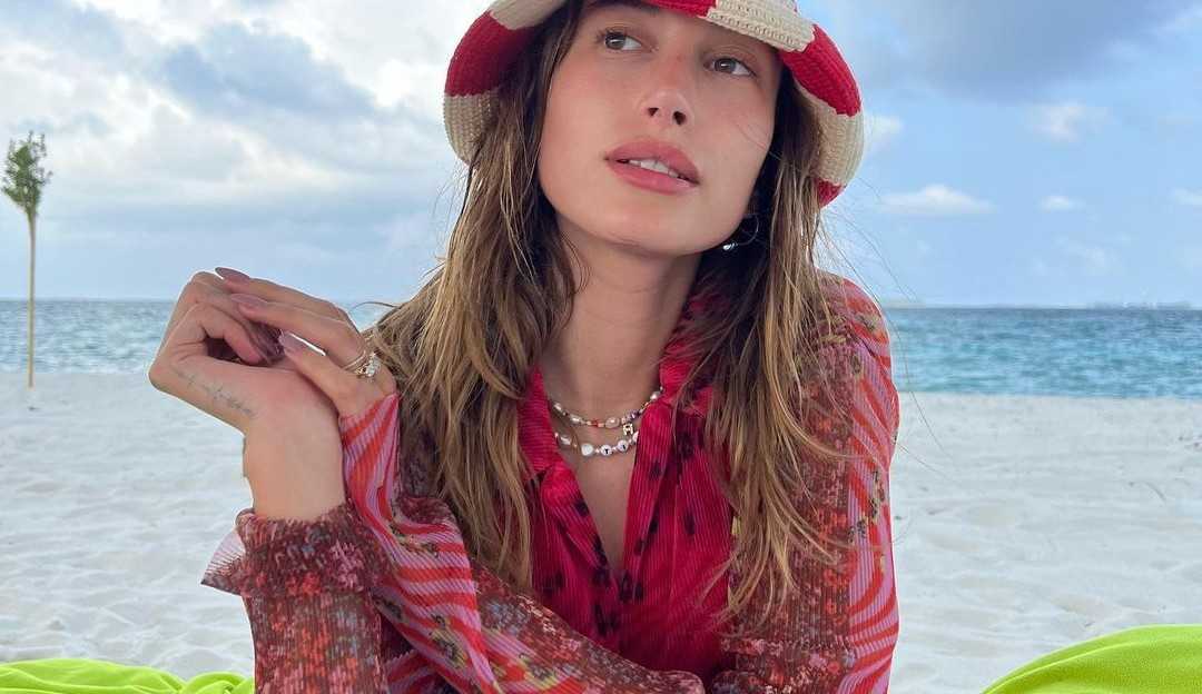 Hailey Bieber publica fotos de férias na praia e seguidores piram