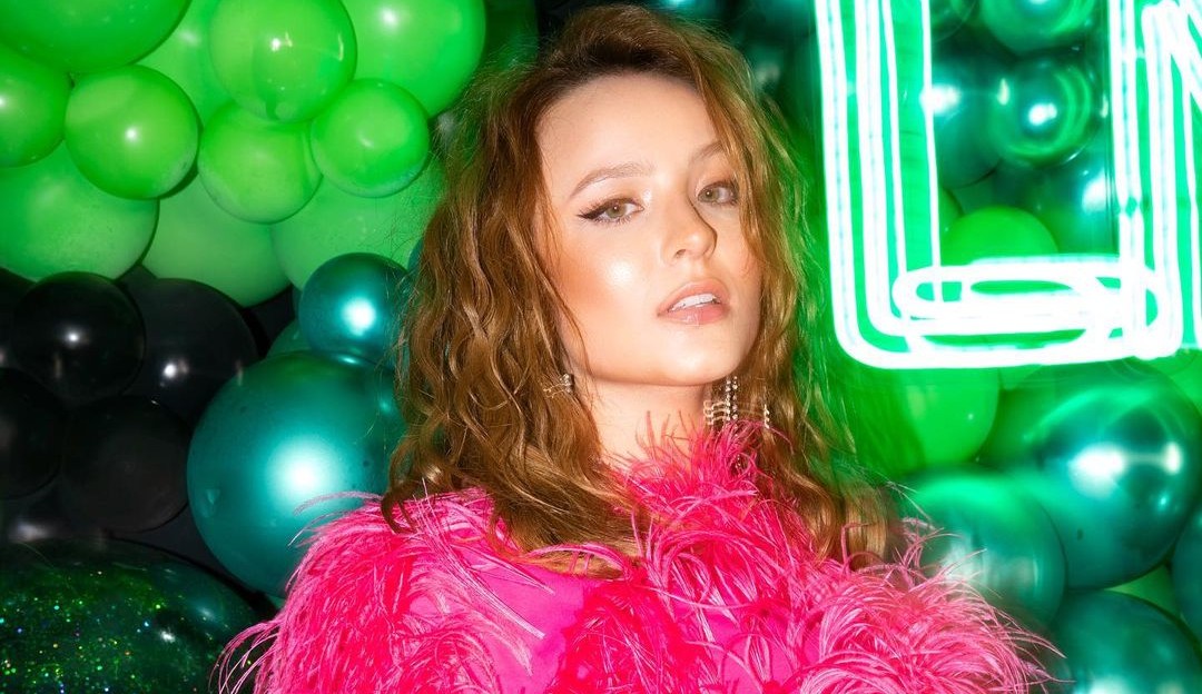 Larissa Manoela promove festa antecipada de aniversário