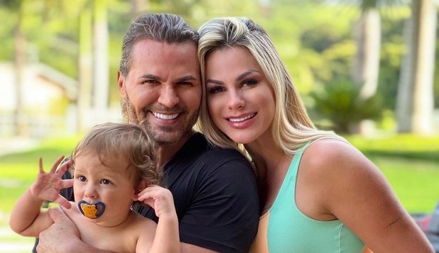 Eduardo Costa faz uma declaração especial à namorada e enteado