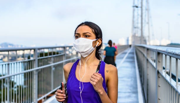 Especialista afirma que o uso de máscaras será obrigatório por aproximadamente dois anos