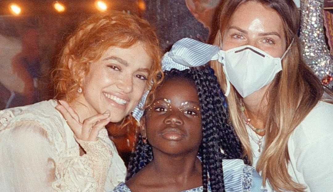 Manu Gavassi fala sobre como foi ser diretora de Titi, filha de Gio e Bruno Gagliasso