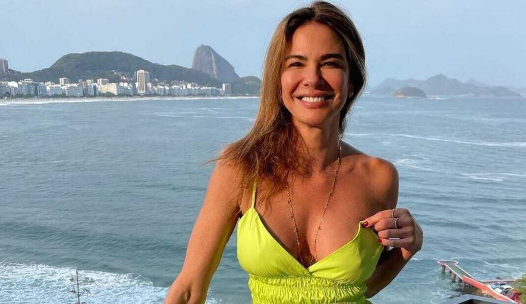 Luciana Gimenez posta foto de topless e responde fã