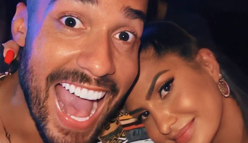 Marina Ferrari e Bil Araújo são flagrados aos beijos