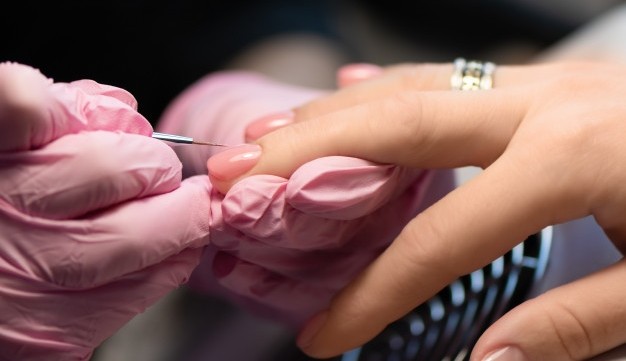 Blindagem de unhas: conheça a técnica e seus benefícios