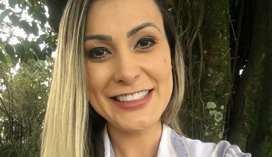 Andressa Urach mostra o closet com coleção de sapatos e perfumes