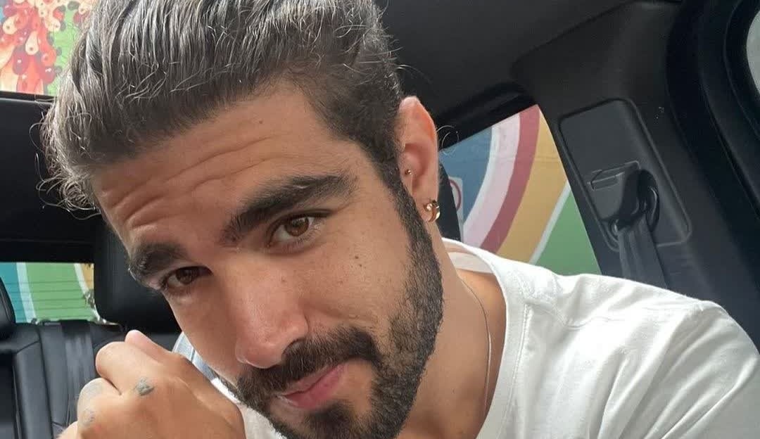 Caio Castro presta homenagem a prima falecida em dia de Natal