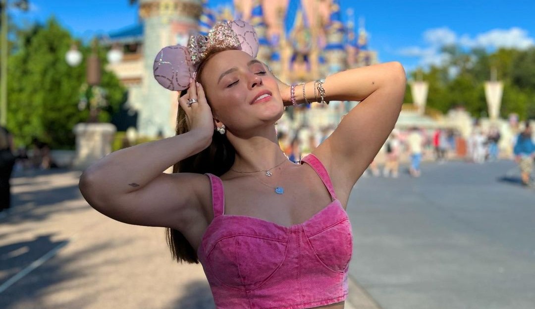 Larissa Manoela faz sessão de fotos no Magic Kingdom ainda fechado