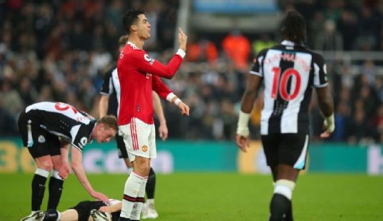 Manchester United sai perdendo  mas empata na etapa final com Cavani