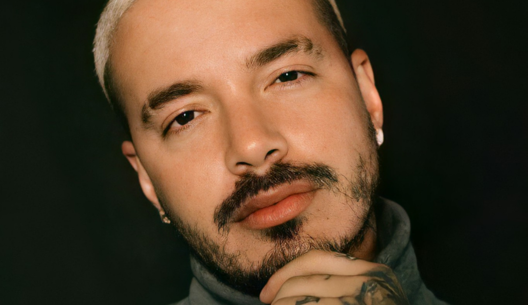J Balvin causa polêmica ao receber prêmio de ‘Artista Afro-Latino do Ano’