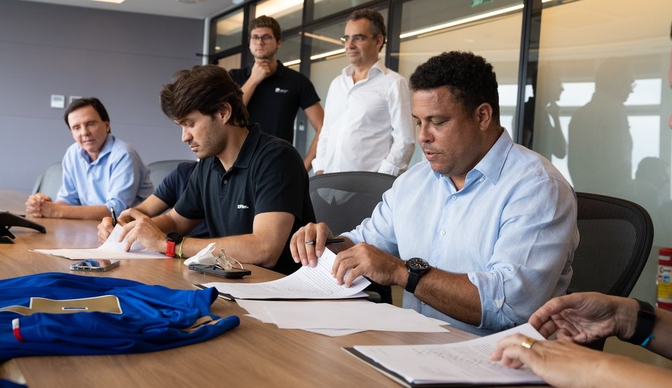 Equipe de transição escolhida por Ronaldo Fenômeno realiza cortes bruscos nos gastos do Cruzeiro