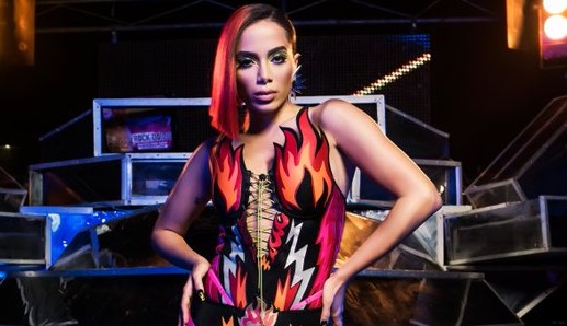 Anitta se diverte buscando previsões para 2022