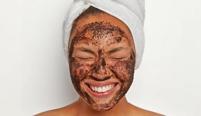 Esfoliação química, física e biológica: entenda melhor as diferenças