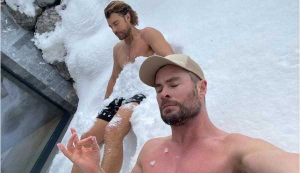 Chris Hemsworth chama atenção em selfie durante ‘banho de neve’