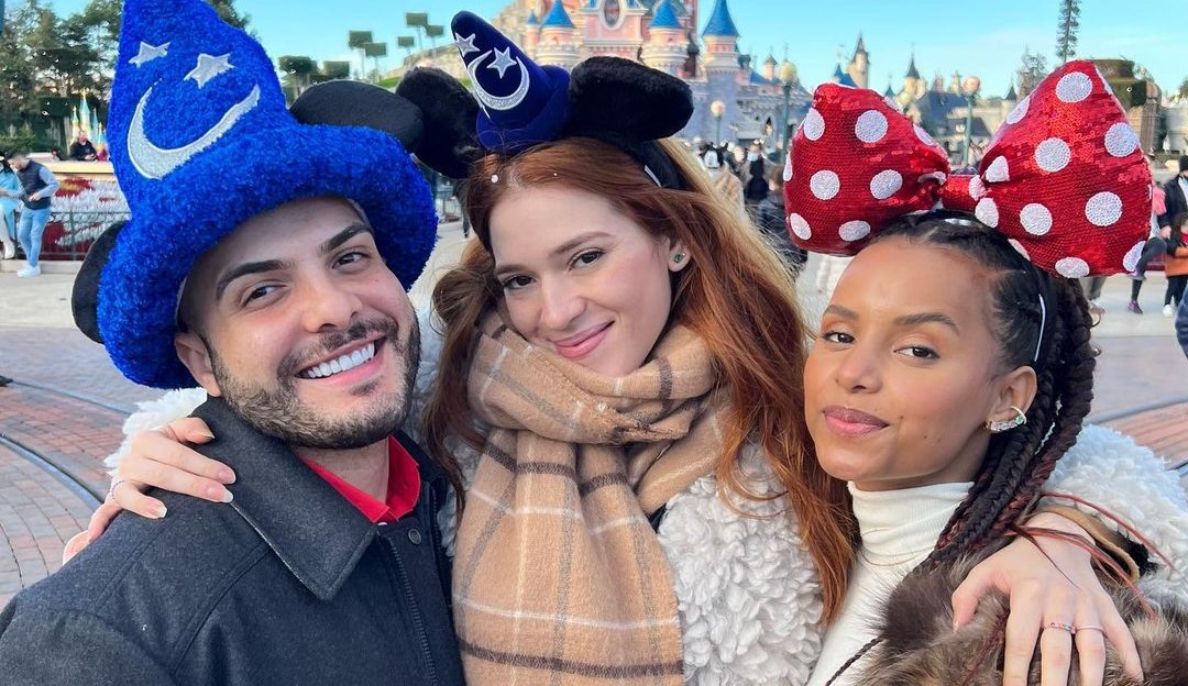 Gleici Damasceno e Ana Clara passam Réveillon em parque da Disney em Paris