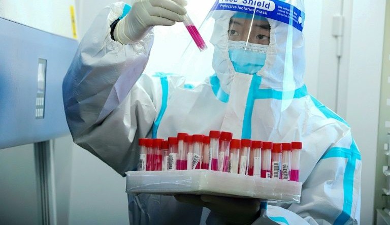 China confina mais de 1,2 milhões de pessoas para controlar casos de Covid-19