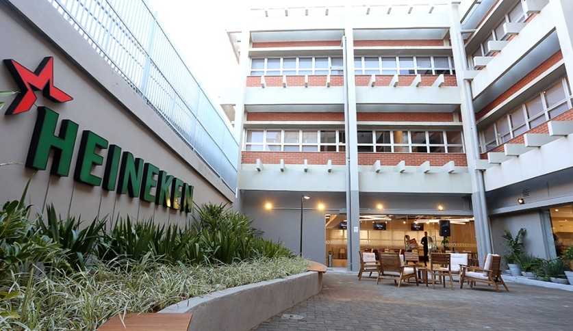 Heineken contrata 2,5 mil funcionários e foca em mais mulheres no comando de caminhões