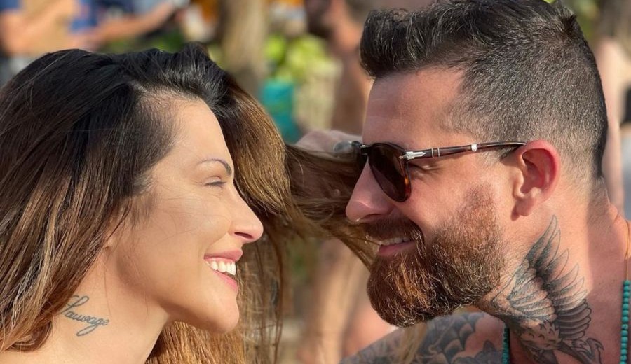 Cleo tatua nome do marido em seu corpo