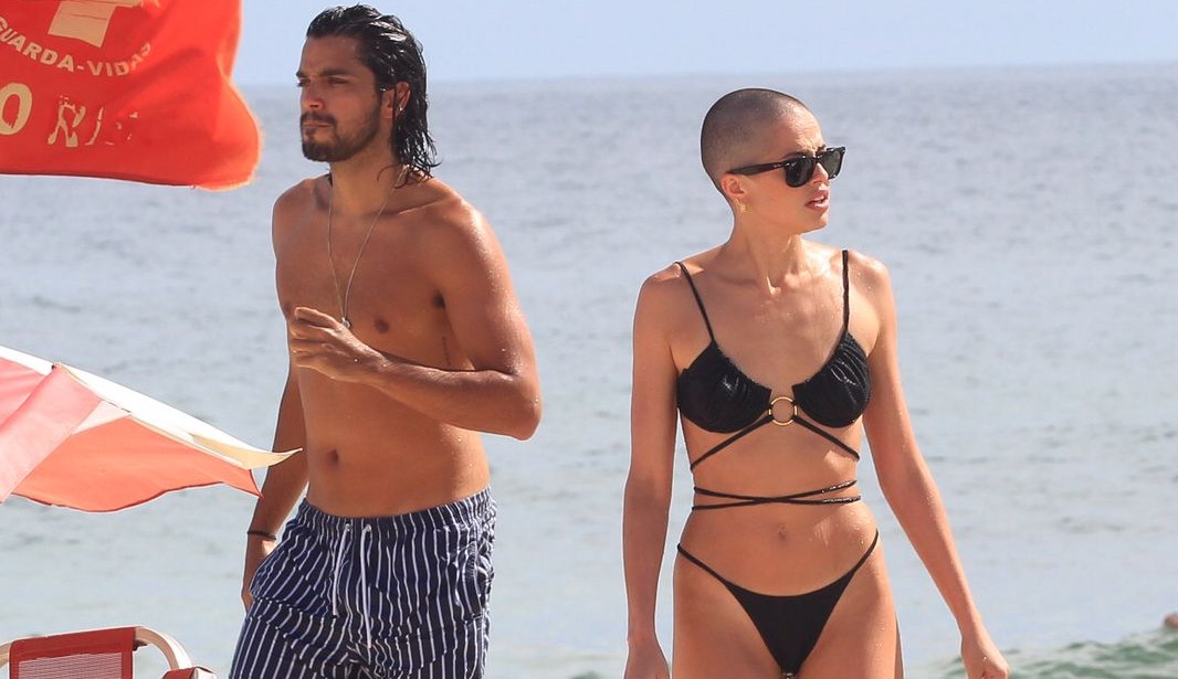Visual Novo! Agatha Moreira exibe corte de cabelo e biquini fio-dental em Praia do Rio.