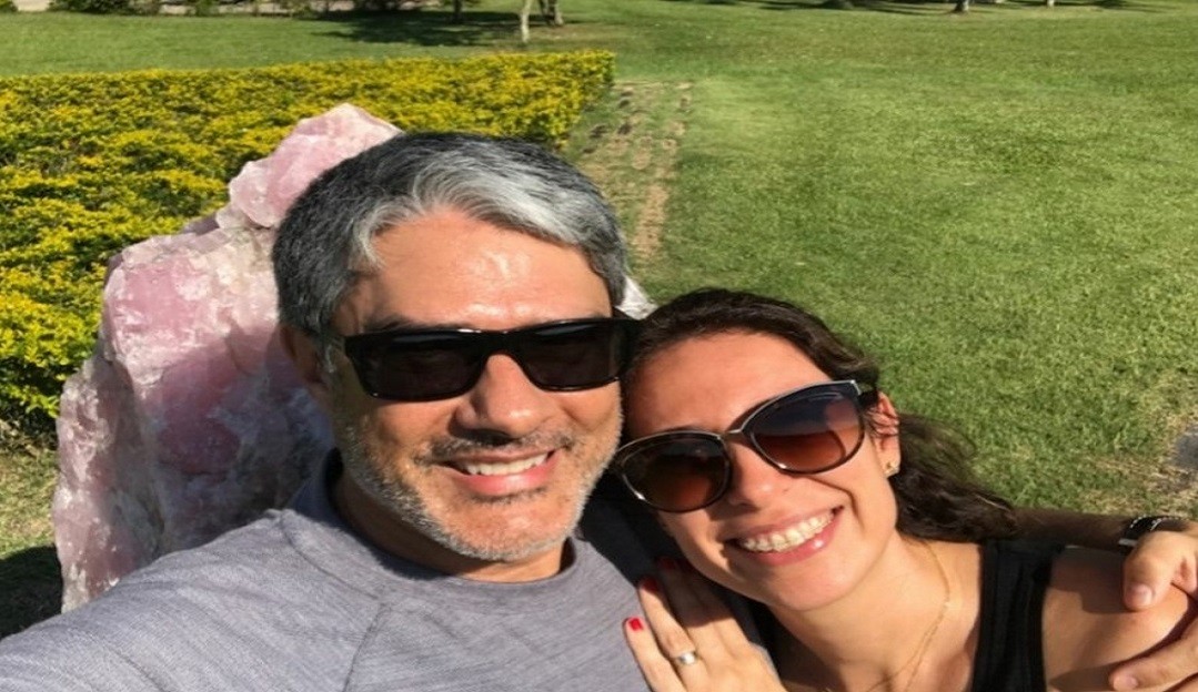 William Bonner completa 57 anos de idade e recebe homenagens da amada