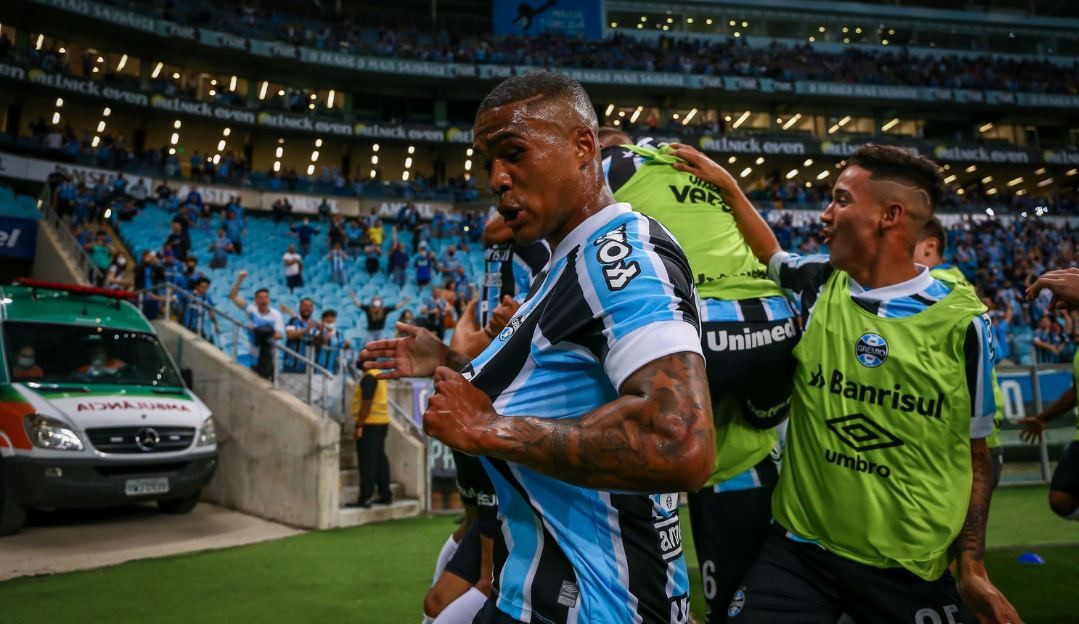 Douglas Costa marca nova data para festa de casamento durante pré-temporada do Grêmio