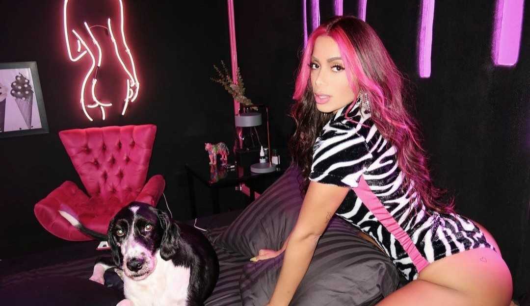 Vem lançamento por aí! Anitta faz gravação de clipe no Piscinão de Ramos