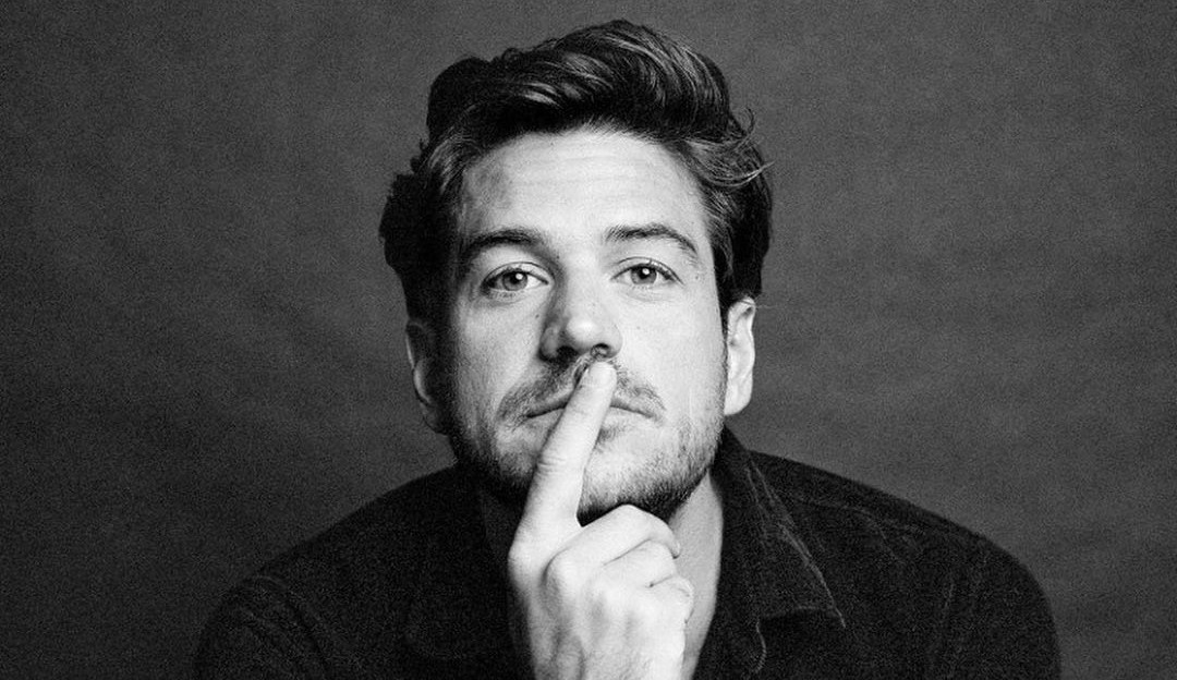 Marco Pigossi revela processo de autoaceitação da sexualidade: “/”/Hoje me sinto invencível”/”/