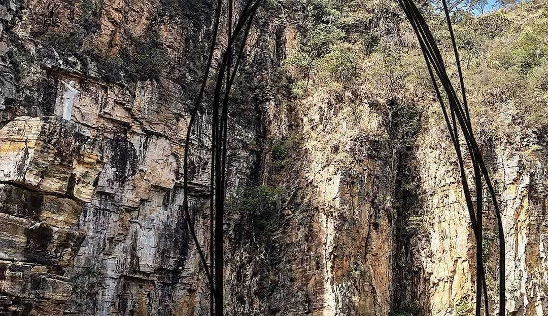 Capitólio: registro  de 2019 mostra como era o paredão de rocha que caiu sobre embarcações