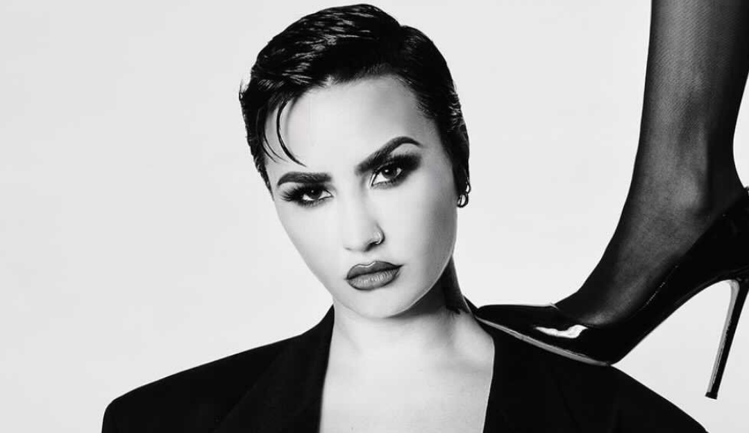 Demi Lovato retorna para casa após novo tratamento em clínica de reabilitação