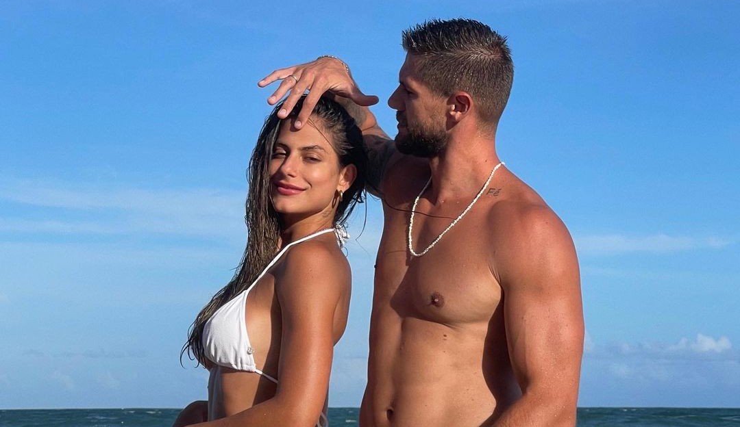 Jonas Sulzbach usa sunga da mesma cor que Mari Gonzalez em praia