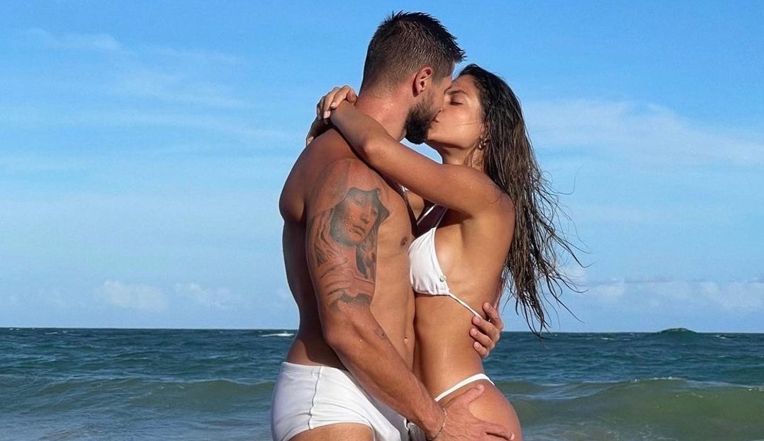 Mari Gonzalez e Jonas posam com roupas de praia combinando