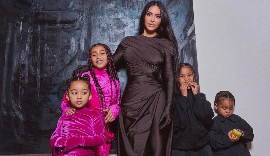 Kim Kardashian está tranquila pois nova namorada de Kanye West é sua fã